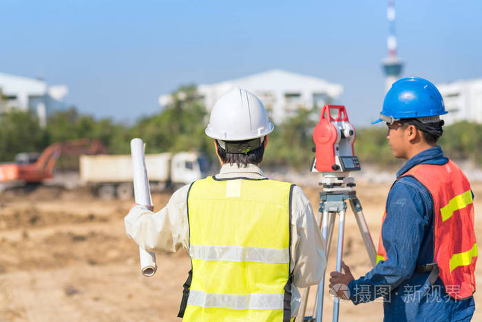 新建基础设施建设项目施工工程师和工头检查施工现场